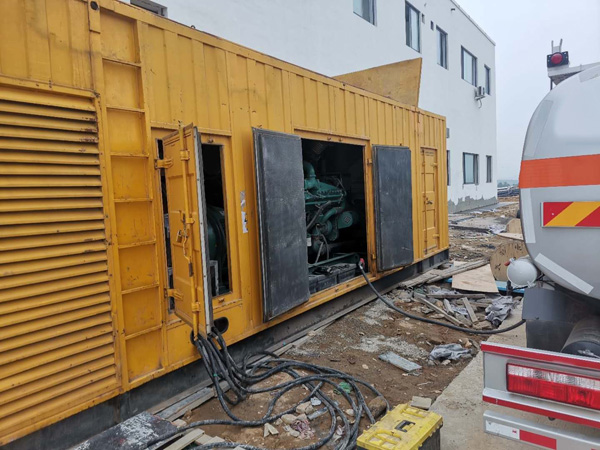 新建如何在发电机出租合同中约定设备的维修和保养责任？